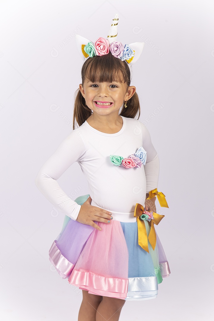 Menina sorridente com linda fantasia sobre fundo isolado branco.