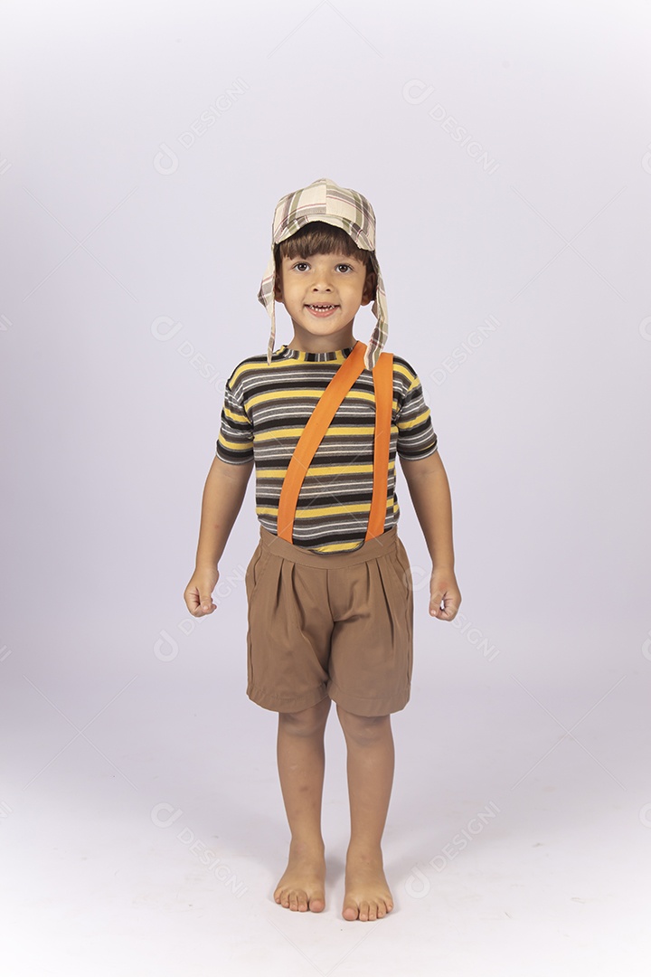 Menino com fantasia do personagem chaves.