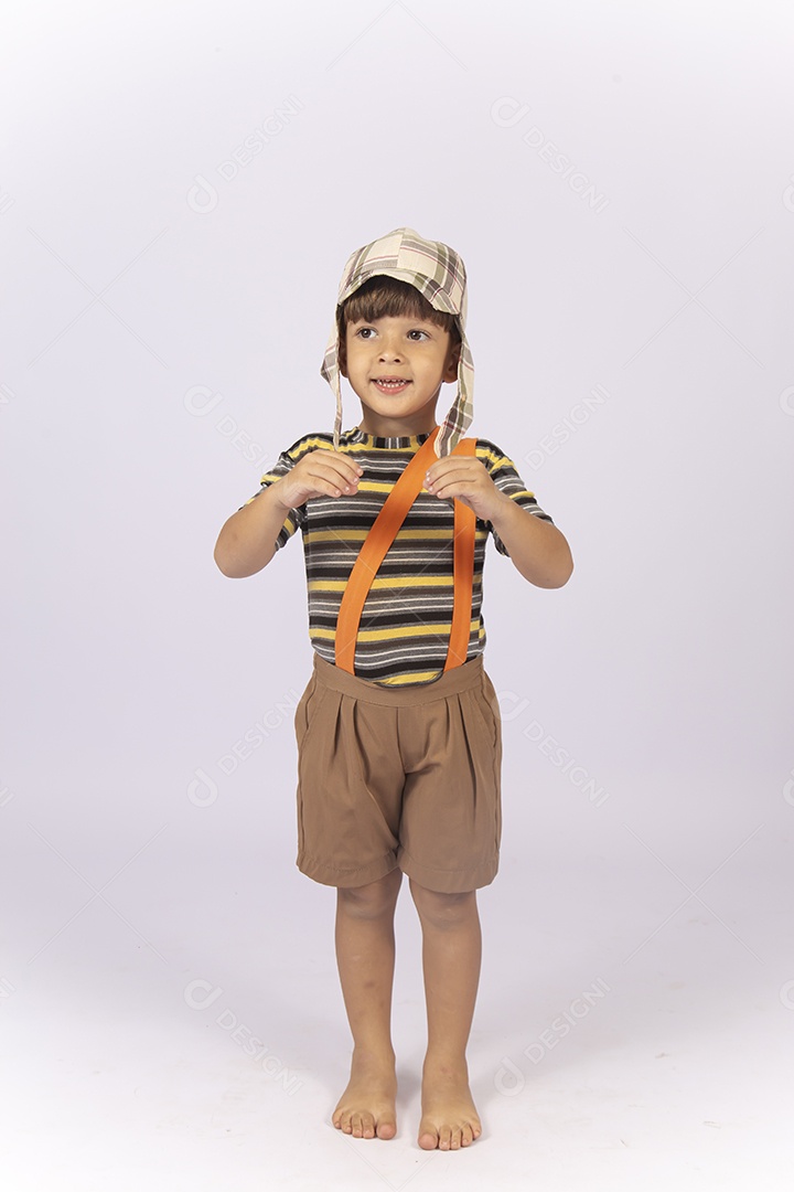 Menino com fantasia do personagem chaves.