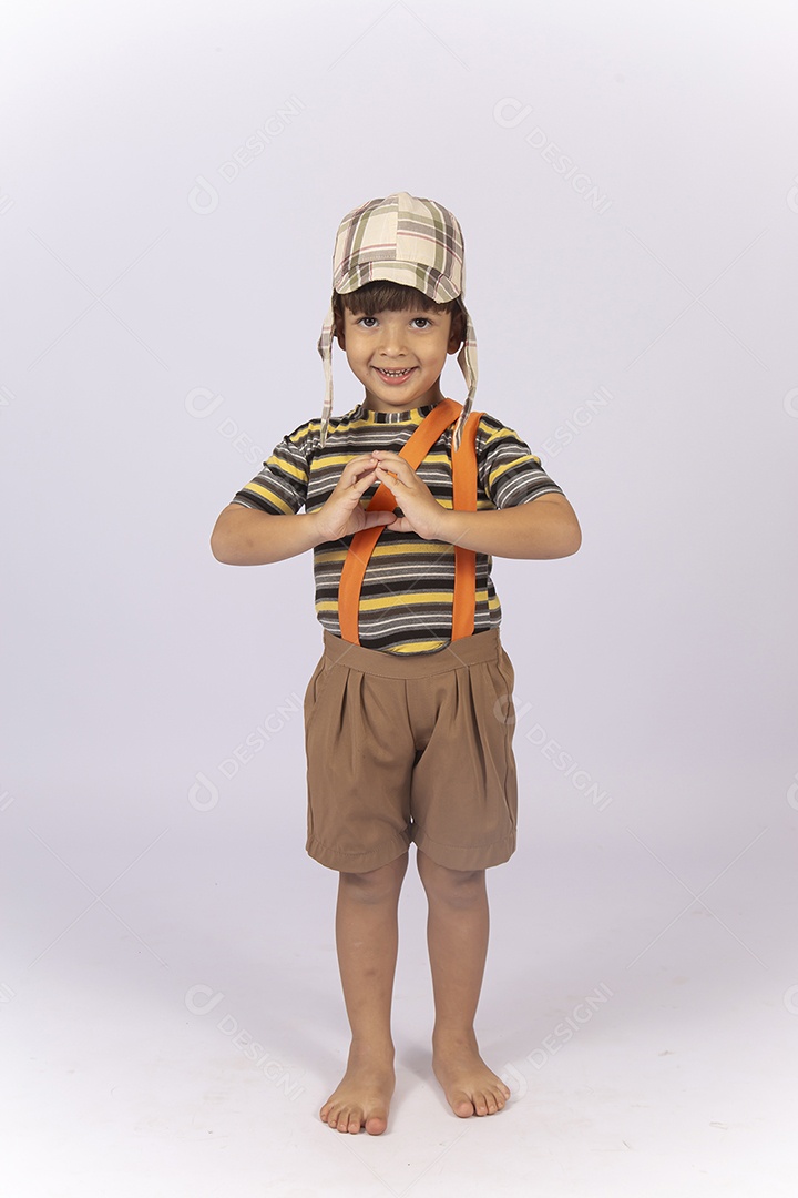 Menino com fantasia do personagem chaves.