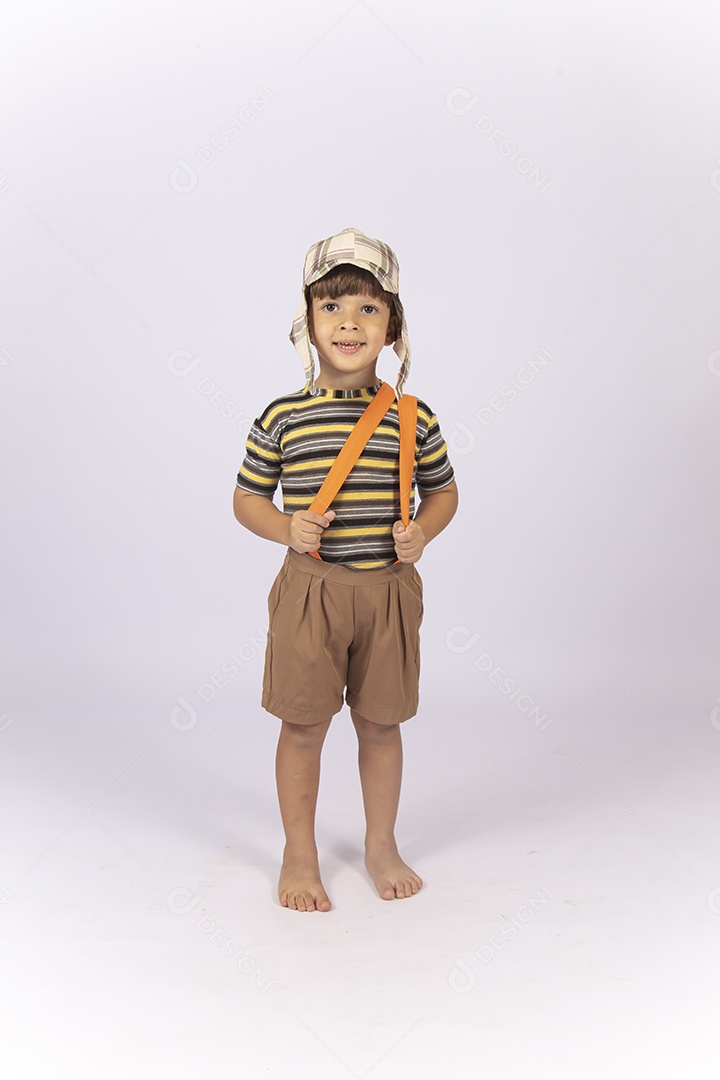 Menino com fantasia do personagem chaves.