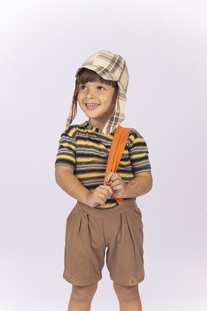 Menino com fantasia do personagem chaves.