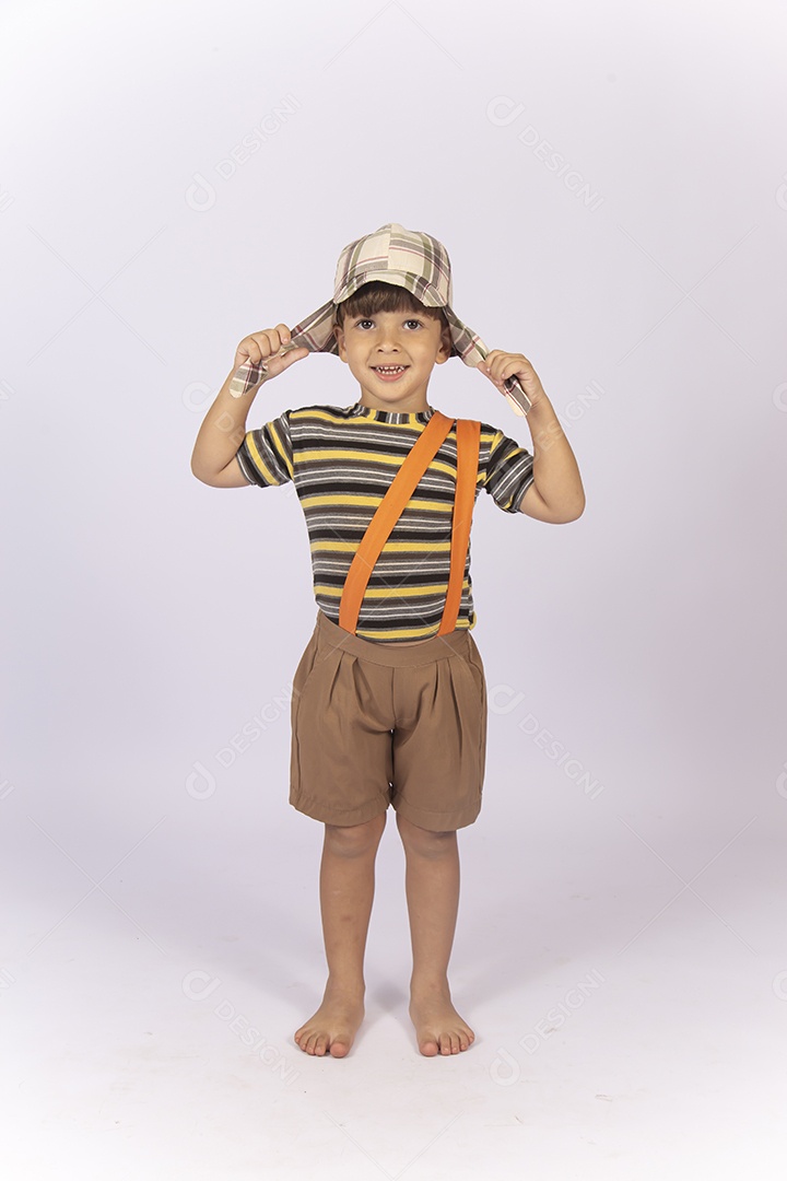 Menino com fantasia do personagem chaves segurando o chapéu.