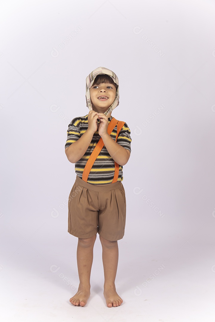 Menino com fantasia do personagem chaves segurando o chapéu.