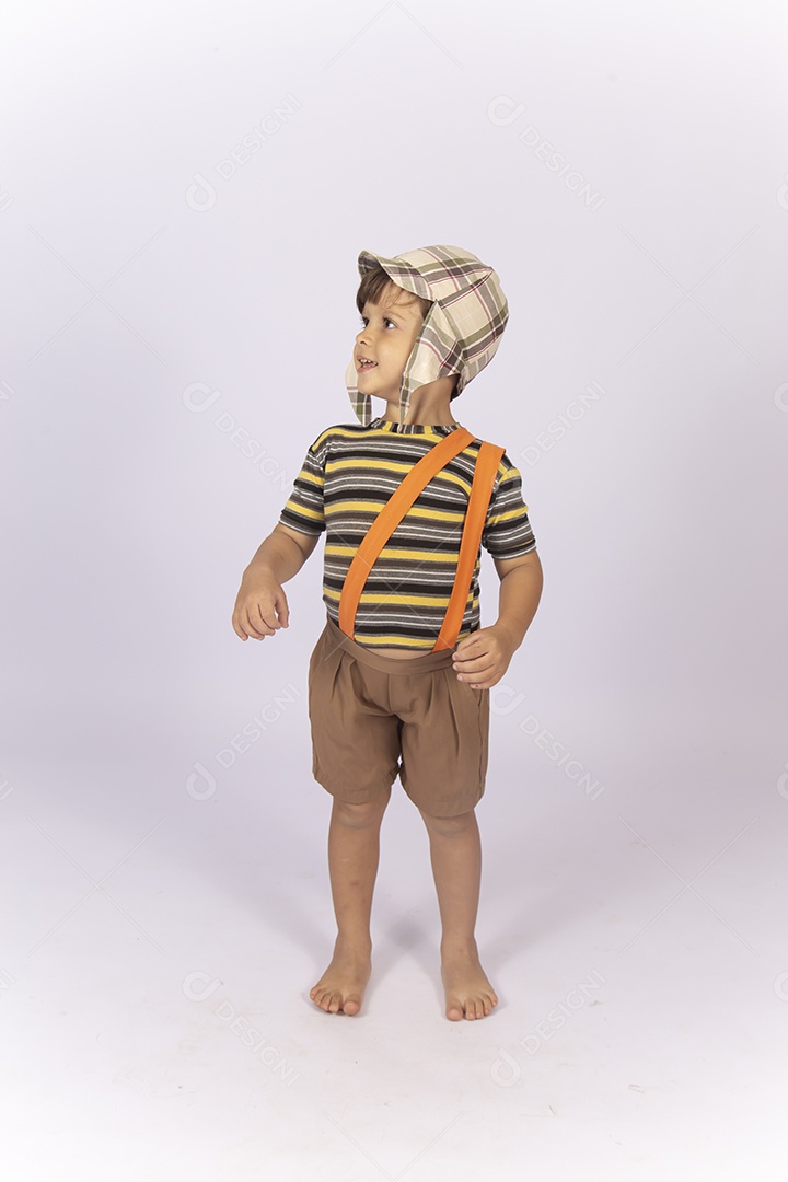 Menino com fantasia do personagem chaves.