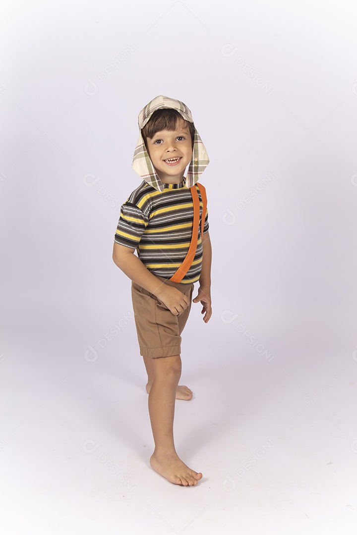 Menino com fantasia do personagem chaves sobre um fundo isolado branco.