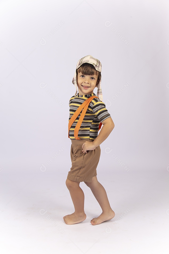 Menino com fantasia do personagem chaves sobre um fundo isolado branco.