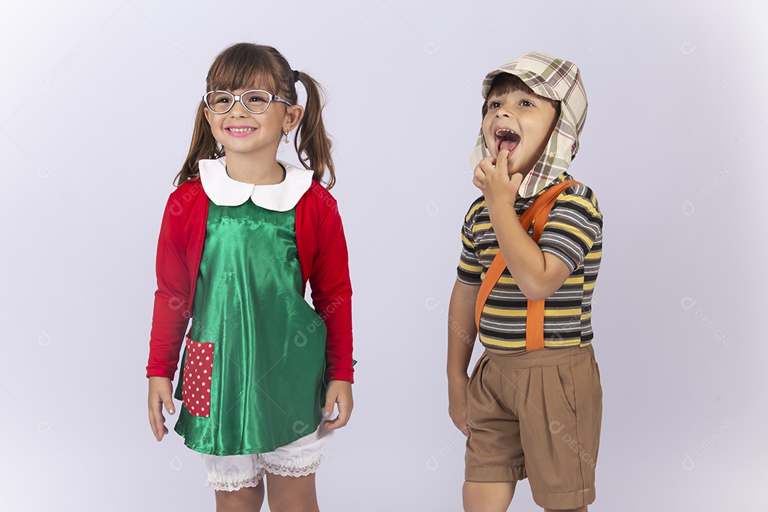 Crianças fantasiadas dos personagens Chaves e Chiquinha sobre um fundo isolado branco.