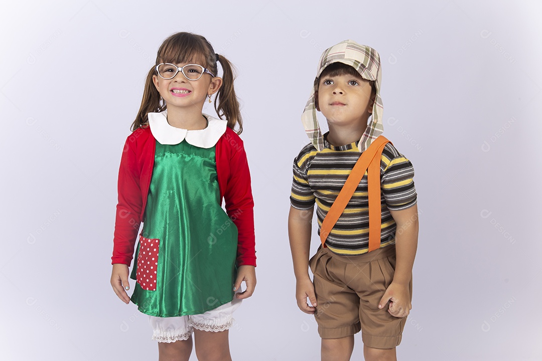 Crianças fantasiadas dos personagem Chaves e Chiquinha sobre um fundo isolado branco.