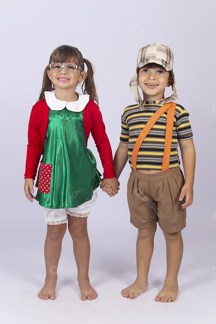 Crianças de mãos dadas fantasiadas dos personagem Chaves e Chiquinha.