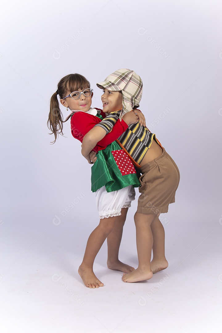 Crianças abraçadas fantasiadas dos personagem Chaves e Chiquinha.