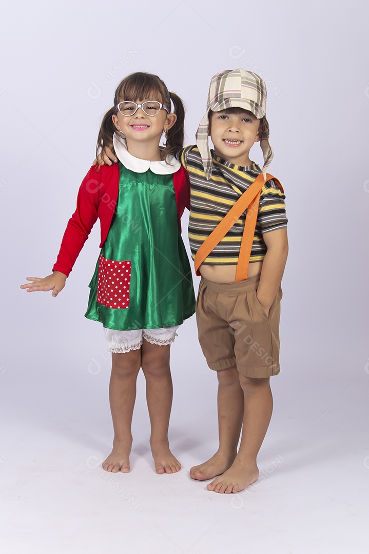 Crianças abraçadas fantasiadas dos personagem Chaves e Chiquinha.