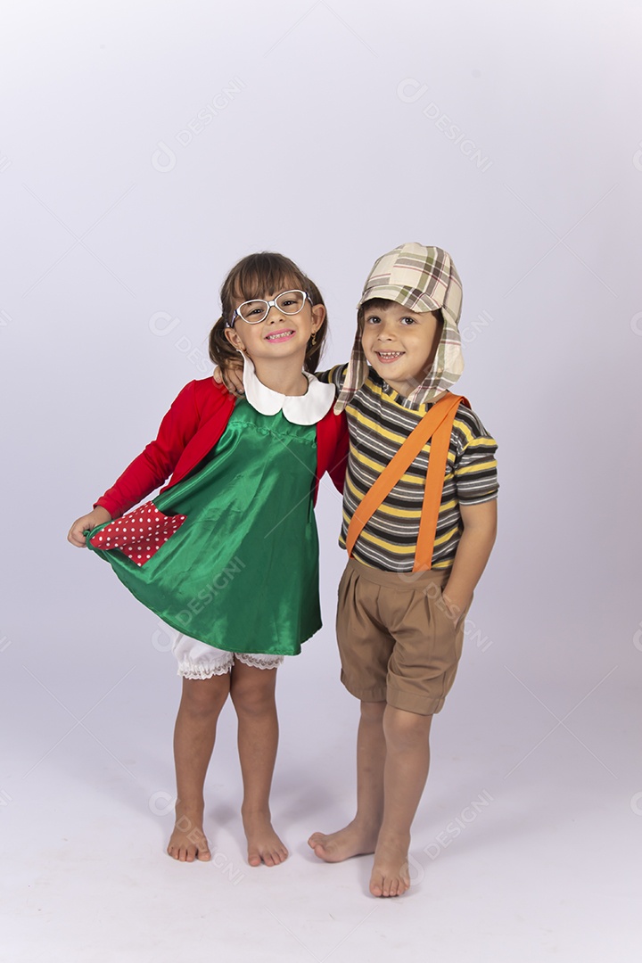 Crianças abraçadas fantasiadas dos personagem Chaves e Chiquinha.