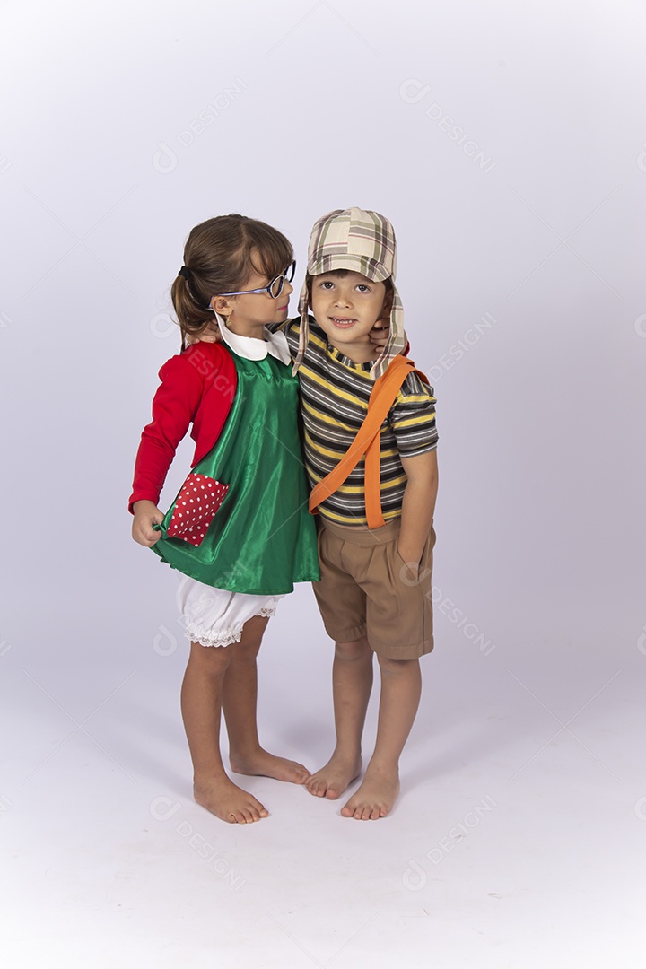Crianças abraçadas fantasiadas dos personagem Chaves e Chiquinha.