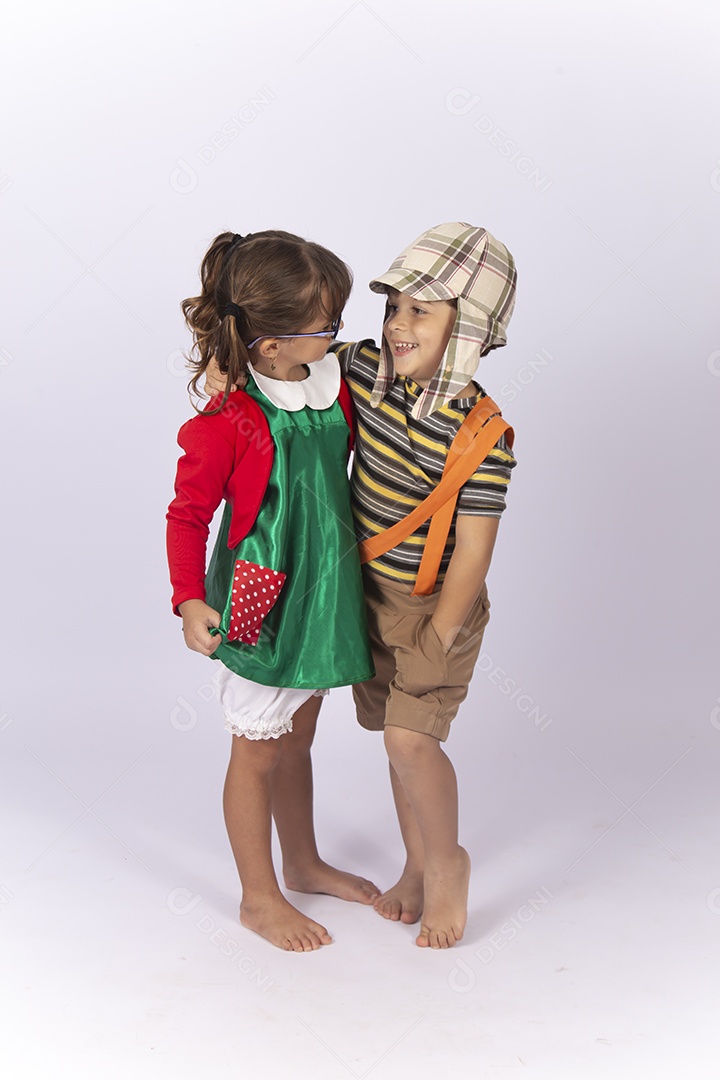 Crianças abraçadas fantasiadas dos personagem Chaves e Chiquinha.