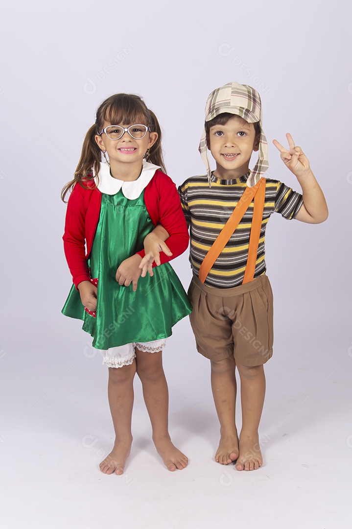 Crianças fantasiadas dos personagem Chaves e Chiquinha sobre um fundo isolado branco.