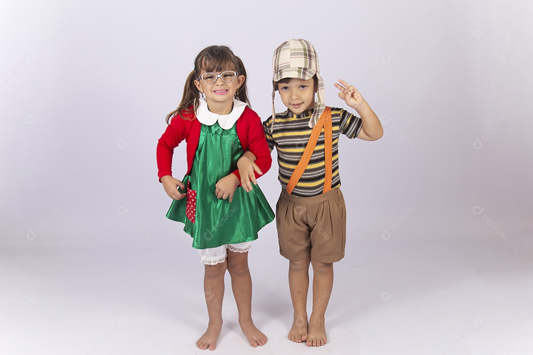 Crianças fantasiadas dos personagem Chaves e Chiquinha sobre um fundo isolado branco.