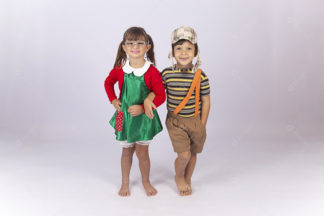 Crianças fantasiadas dos personagem Chaves e Chiquinha sobre um fundo isolado branco.