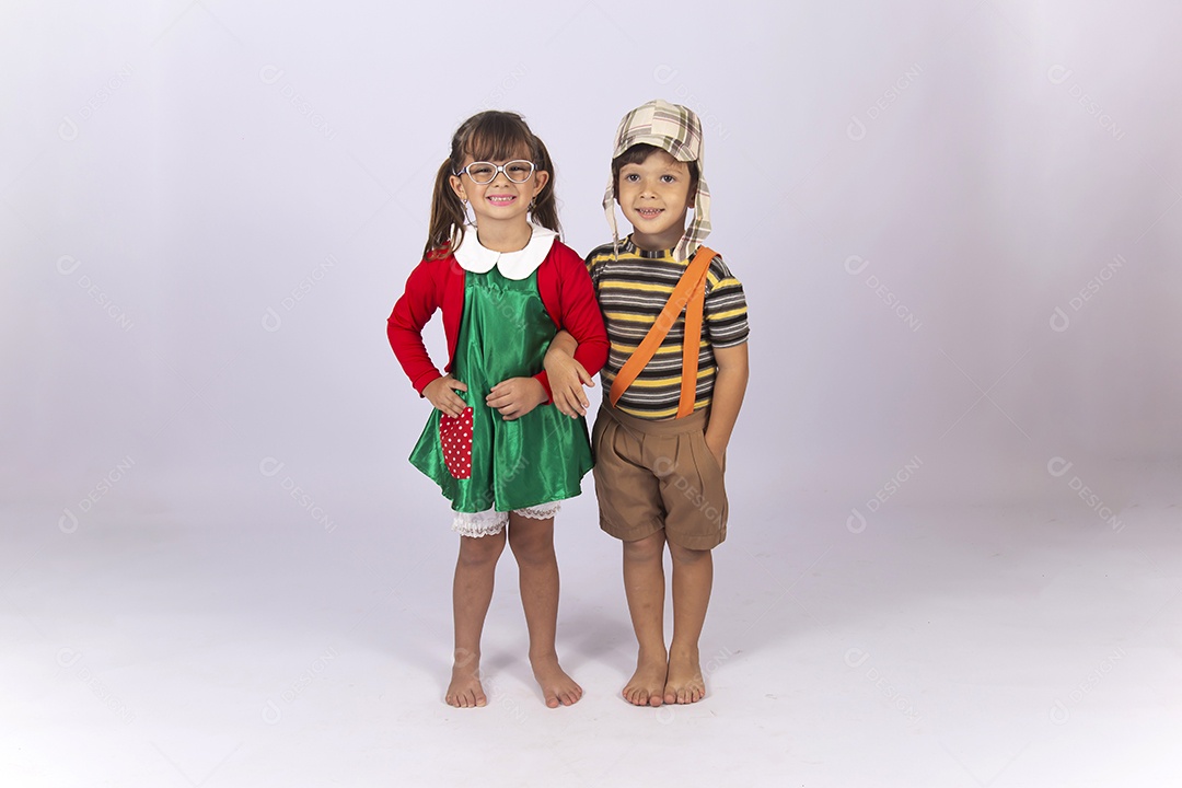 Crianças fantasiadas dos personagem Chaves e Chiquinha sobre um fundo isolado branco.