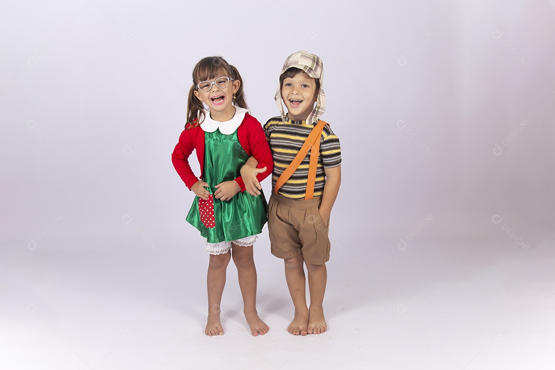 Crianças fantasiadas dos personagem Chaves e Chiquinha sobre um fundo isolado branco.