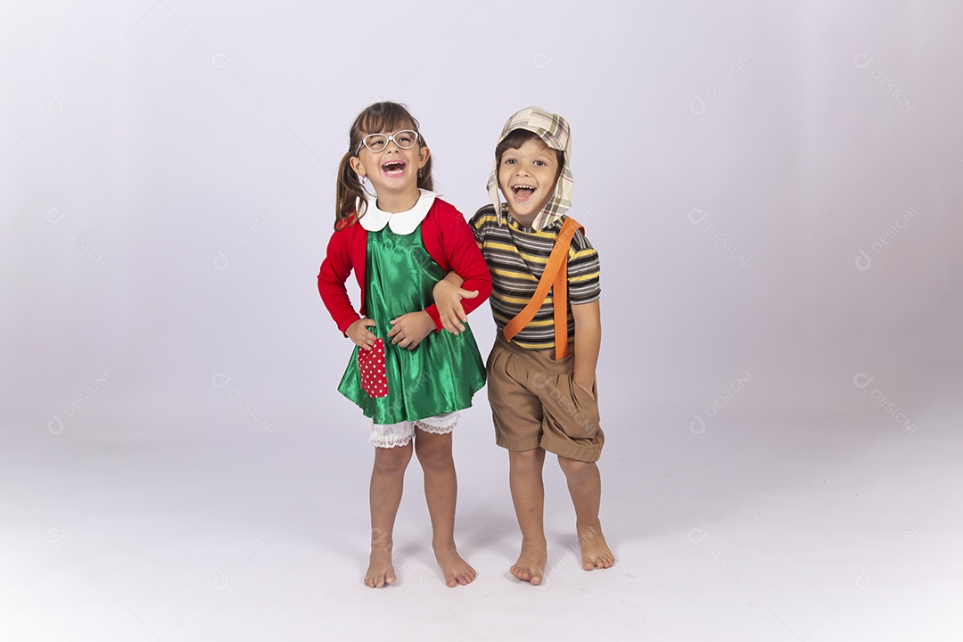 Crianças fantasiadas dos personagem Chaves e Chiquinha sobre um fundo isolado branco.