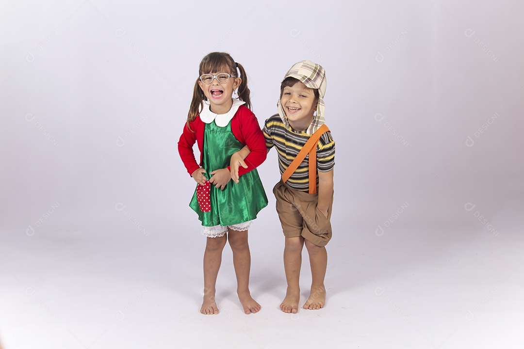 Crianças fantasiadas dos personagem Chaves e Chiquinha sobre um fundo isolado branco.