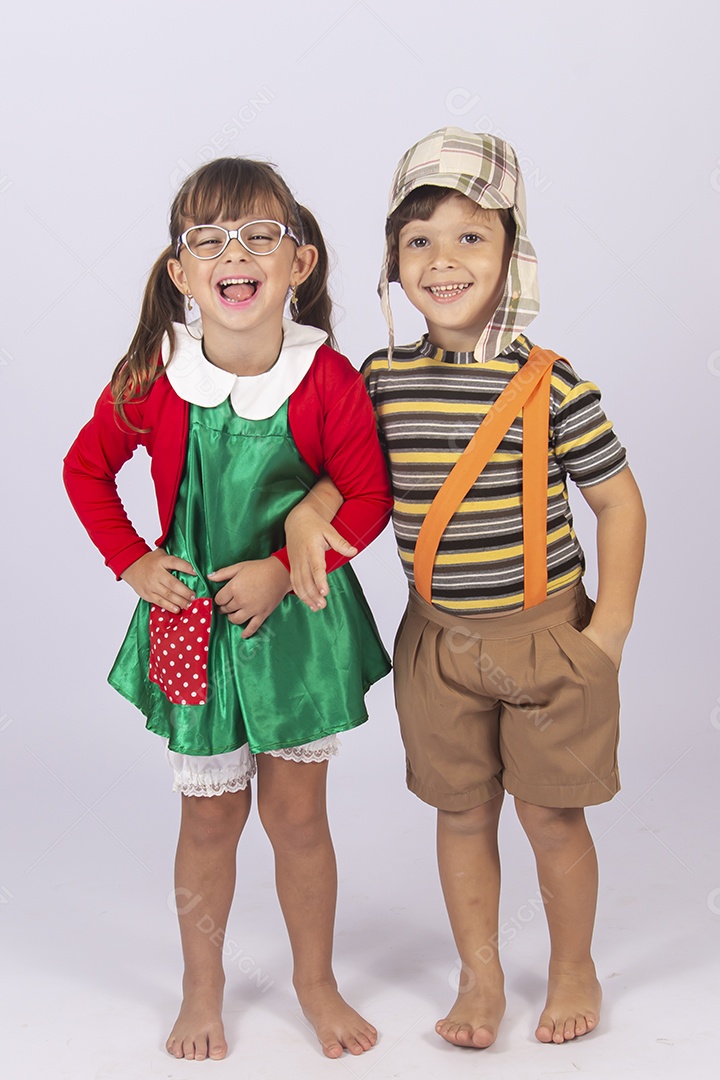 Crianças fantasiadas dos personagem Chaves e Chiquinha sobre um fundo isolado branco.