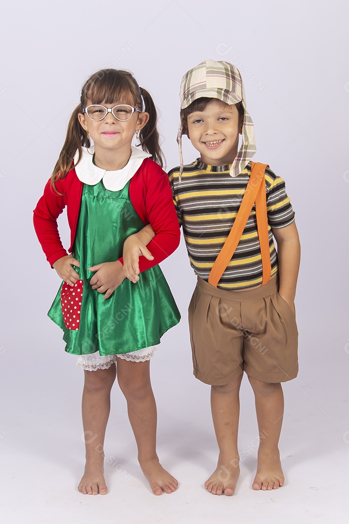 Crianças fantasiadas dos personagem Chaves e Chiquinha sobre um fundo isolado branco.