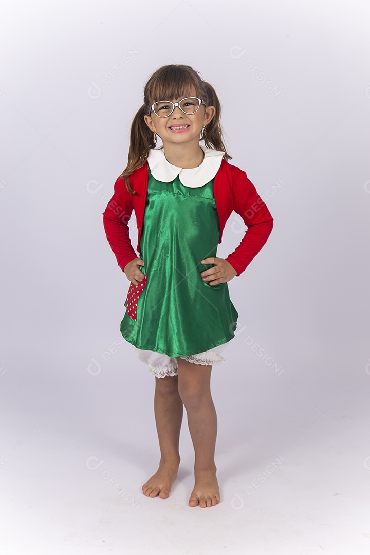 Linda menina fantasiada da personagem Chiquinha sobre um fundo isolado branco.