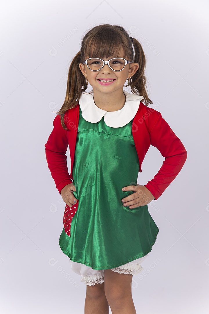 Linda menina fantasiada da personagem Chiquinha sobre um fundo isolado branco.