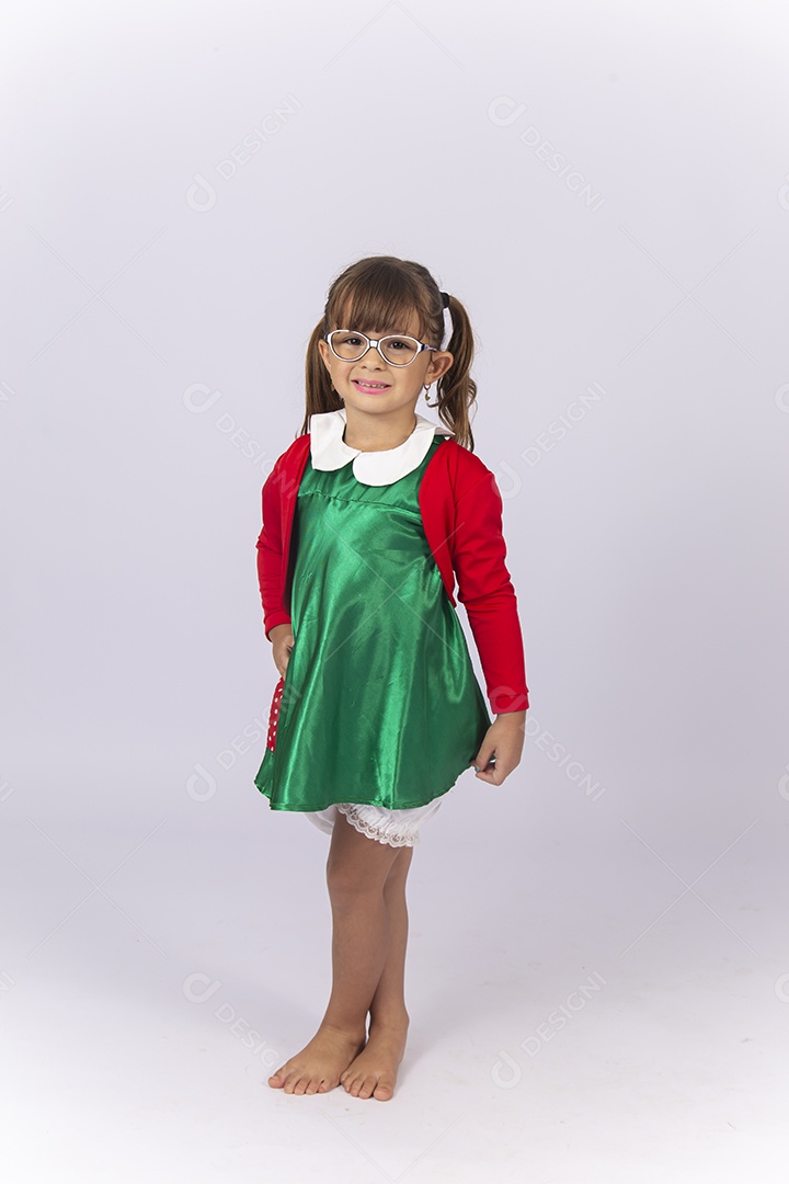 Linda menina fantasiada da personagem Chiquinha sobre um fundo isolado branco.