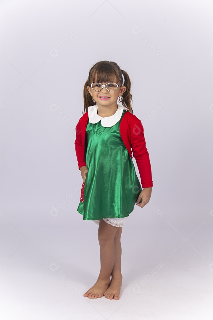 Linda menina fantasiada da personagem Chiquinha sobre um fundo isolado branco.