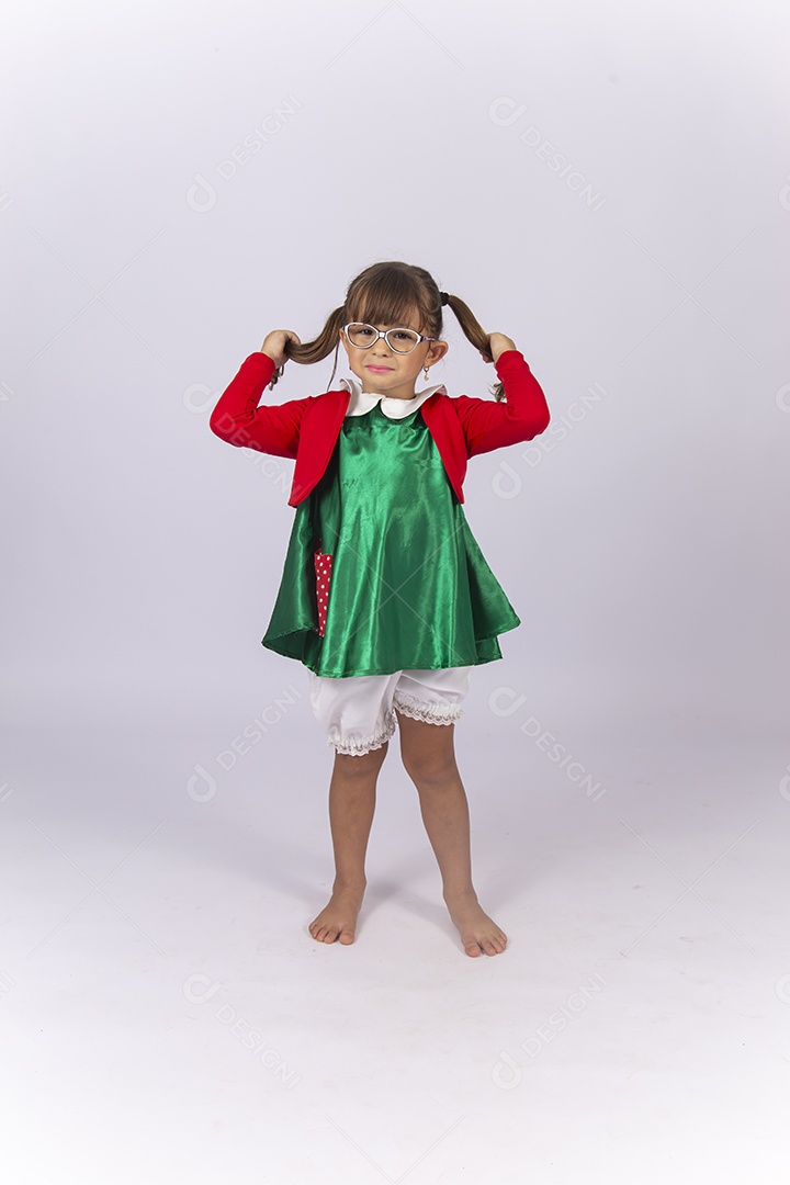 Linda menina segurando o cabelo  fantasiada da personagem Chiquinha.