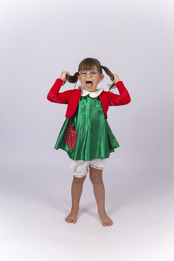 Linda menina segurando o cabelo  fantasiada da personagem Chiquinha.
