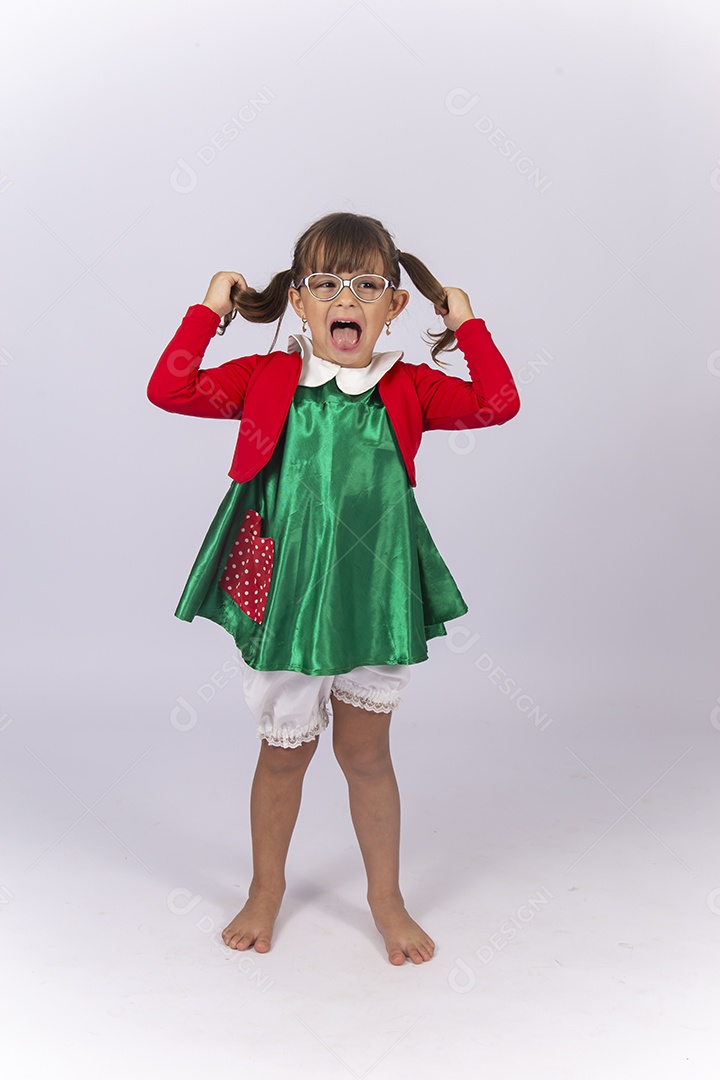 Linda menina segurando o cabelo  fantasiada da personagem Chiquinha.