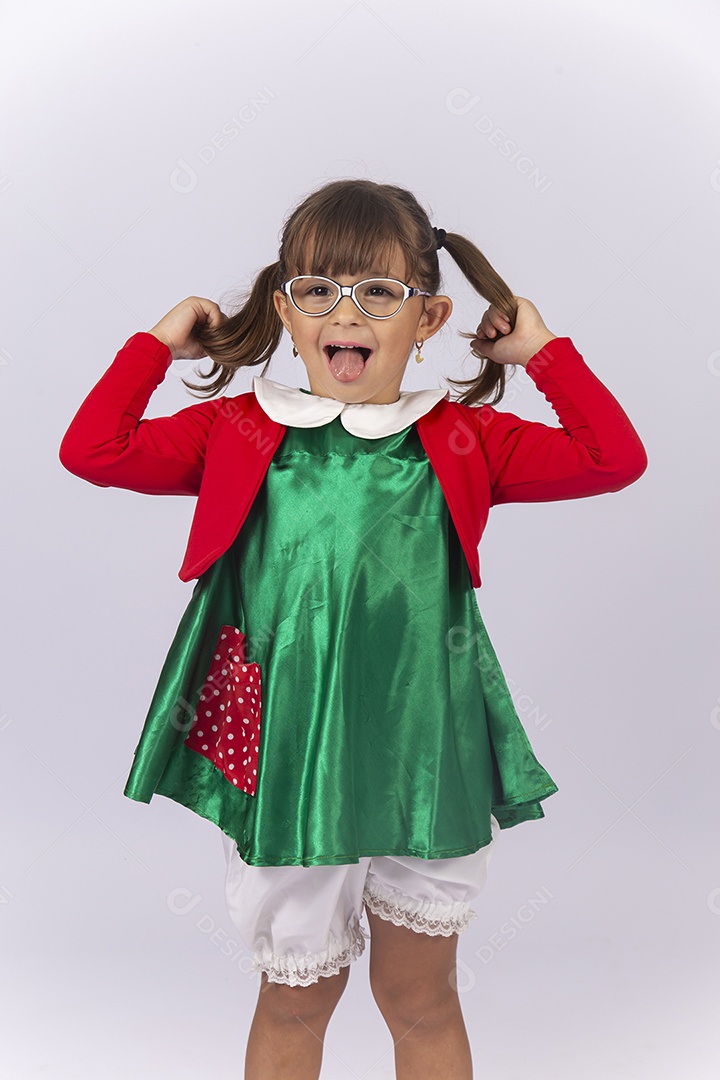 Linda menina segurando o cabelo  fantasiada da personagem Chiquinha.