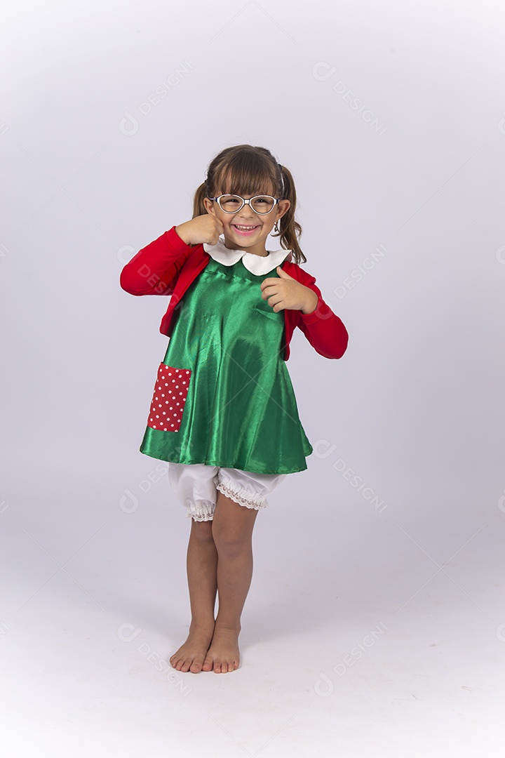 Linda menina fantasiada da personagem Chiquinha sobre um fundo isolado branco.