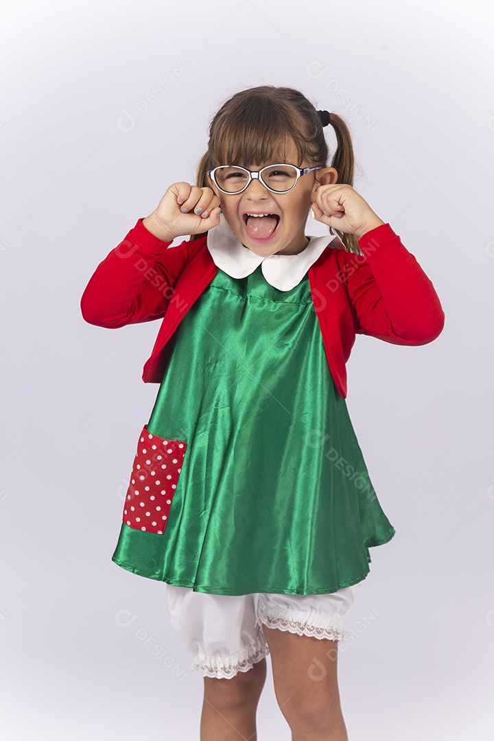 Linda menina fantasiada da personagem Chiquinha sobre um fundo isolado branco.