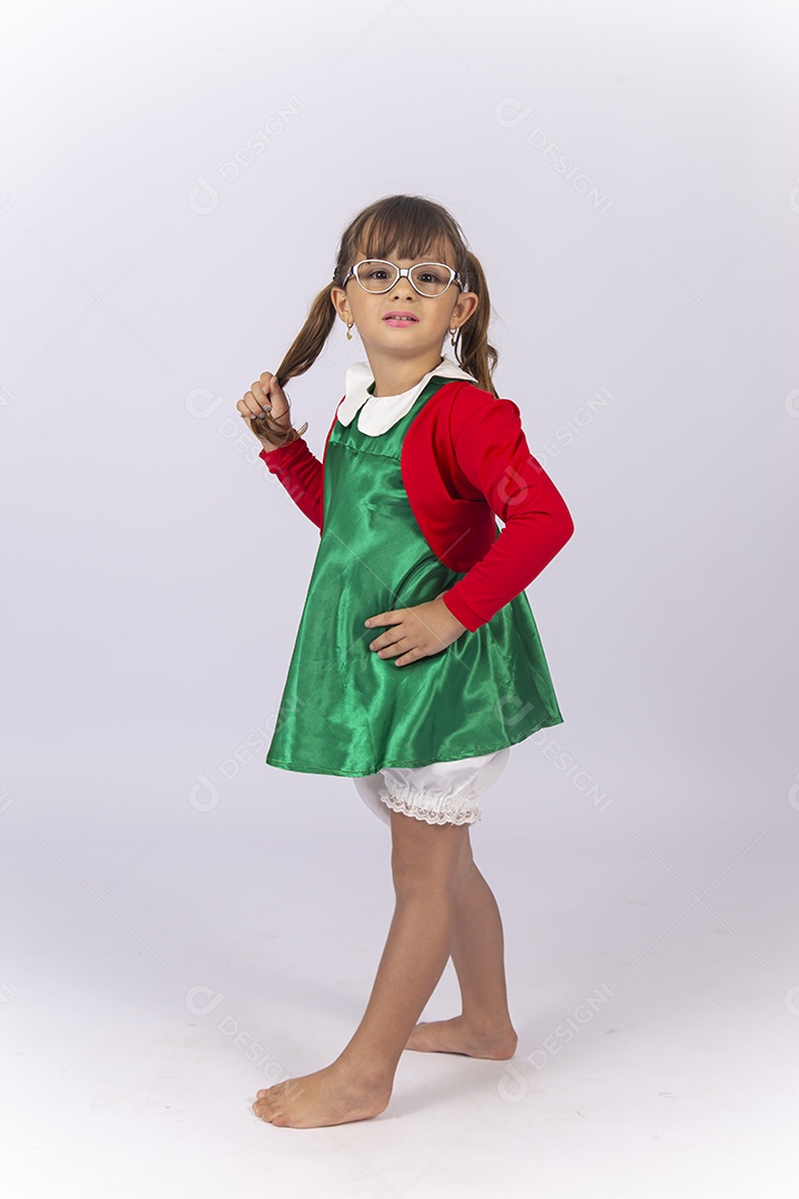 Linda menina segurando o cabelo  fantasiada da personagem Chiquinha.