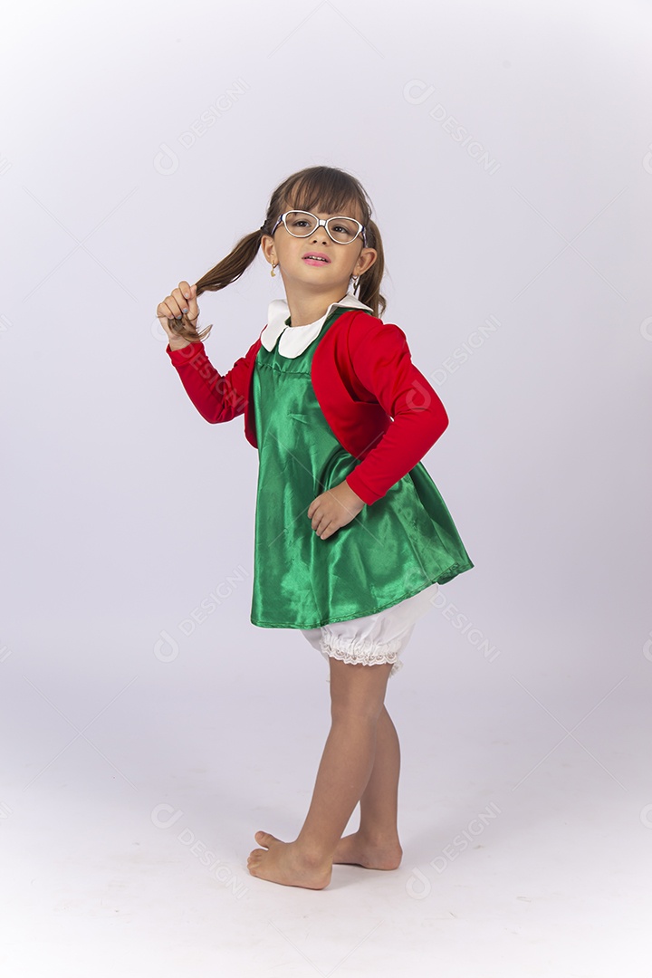 Linda menina segurando o cabelo  fantasiada da personagem Chiquinha.