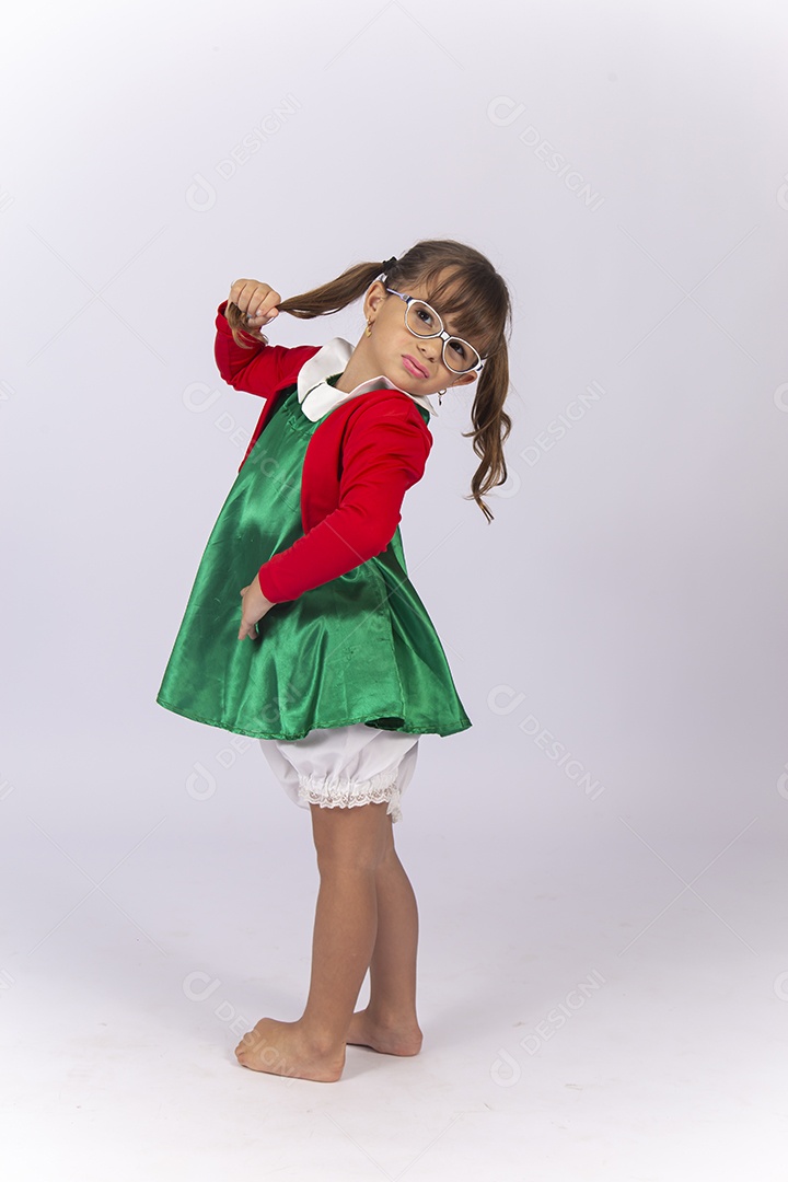 Linda menina segurando o cabelo  fantasiada da personagem Chiquinha.