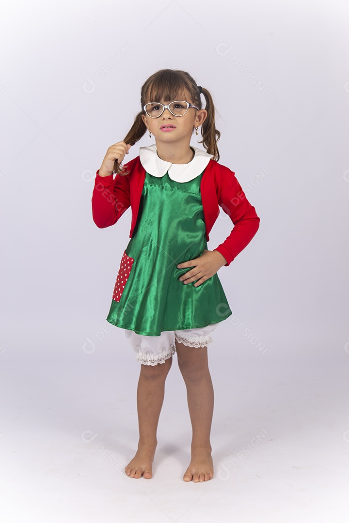 Linda menina segurando o cabelo  fantasiada da personagem Chiquinha.