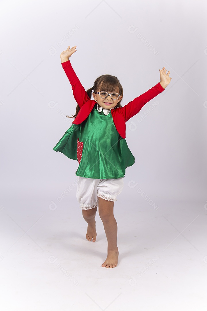 Linda menina fantasiada da personagem Chiquinha sobre um fundo isolado branco.