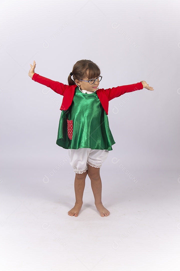 Linda menina de braços abertos fantasiada da personagem Chiquinha.