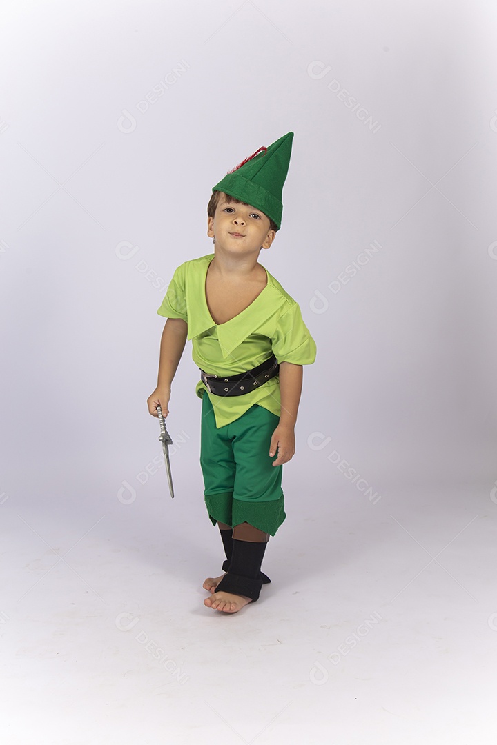 Criança com fantasia do Peter Pan sobre fundo isolado branco.