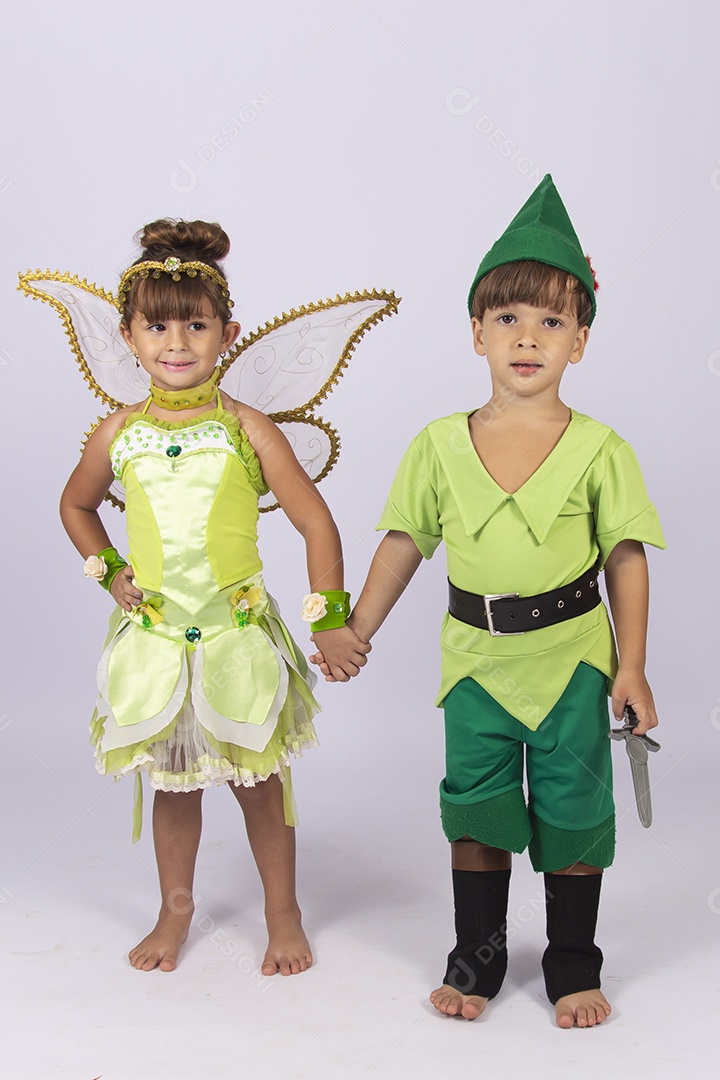 Crianças fantasiadas sobre um fundo isolado branco.