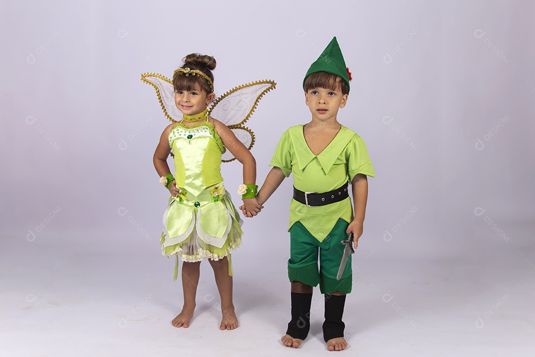 Crianças fantasiadas sobre um fundo isolado branco.