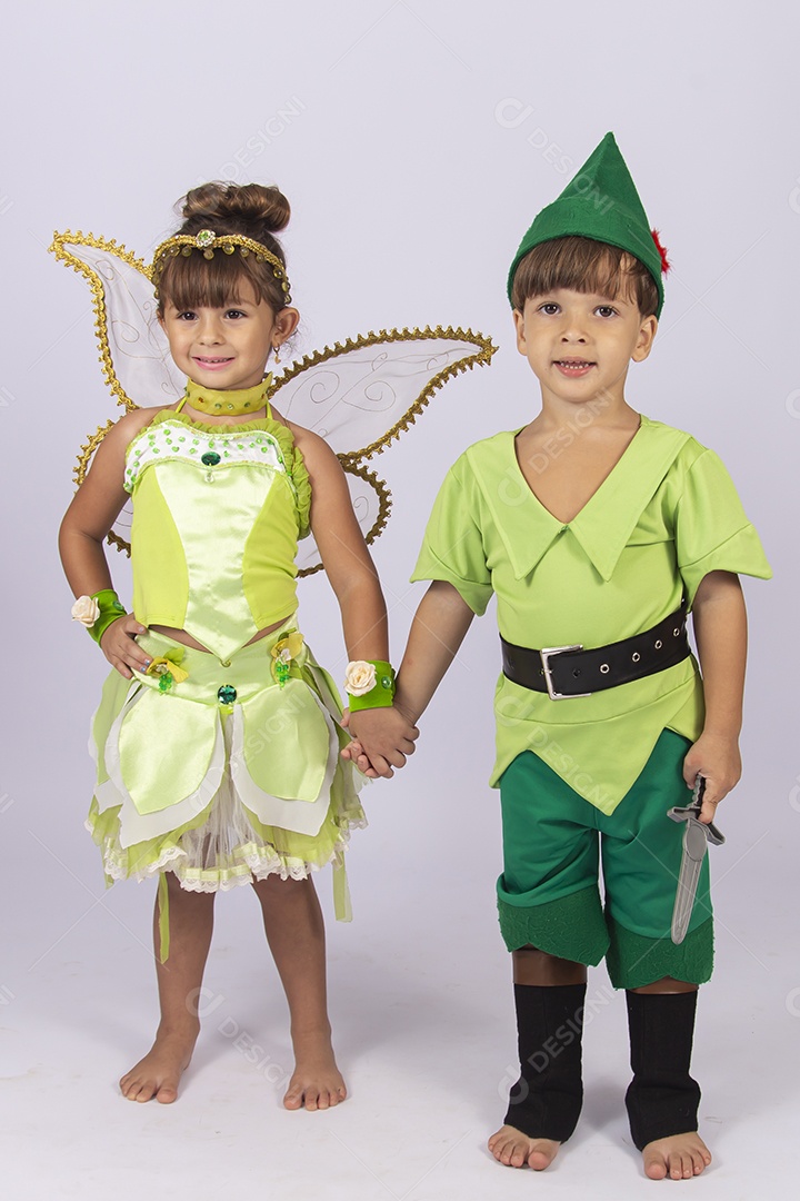 Crianças fantasiadas sobre um fundo isolado branco.