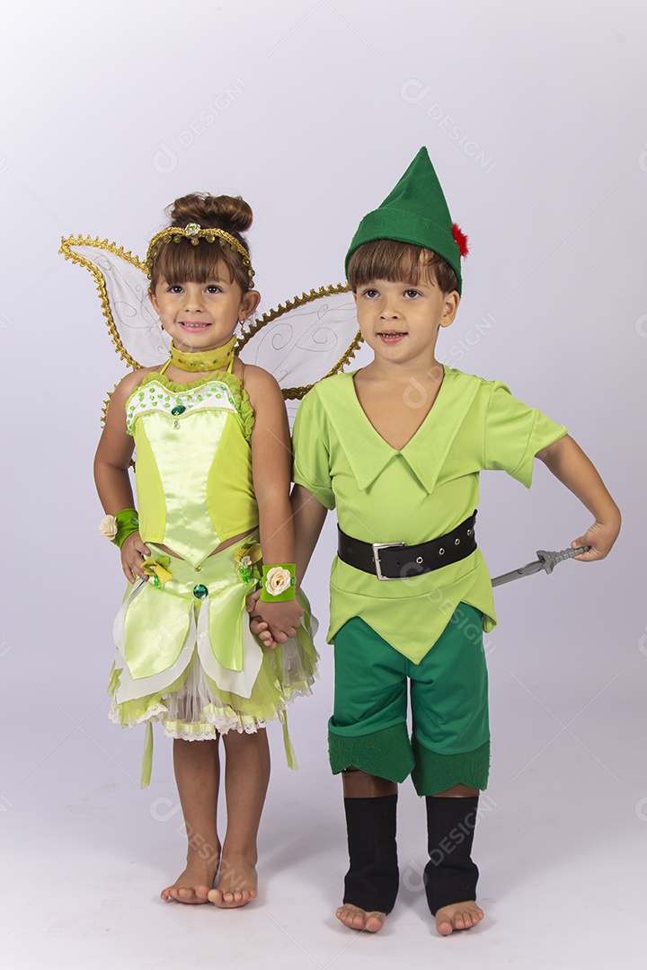 Crianças fantasiadas sobre um fundo isolado branco.