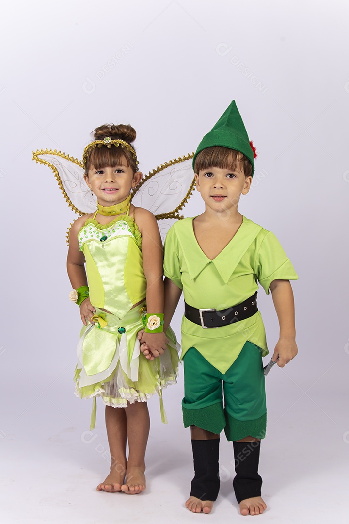 Crianças fantasiadas sobre um fundo isolado branco.